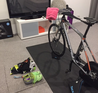 Indoor trainer studio setup Tacx Neo 2